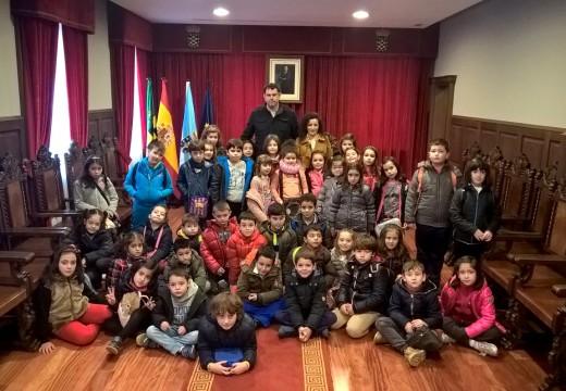 Os nenos e nenas do Castelao visitan o Concello de Ordes